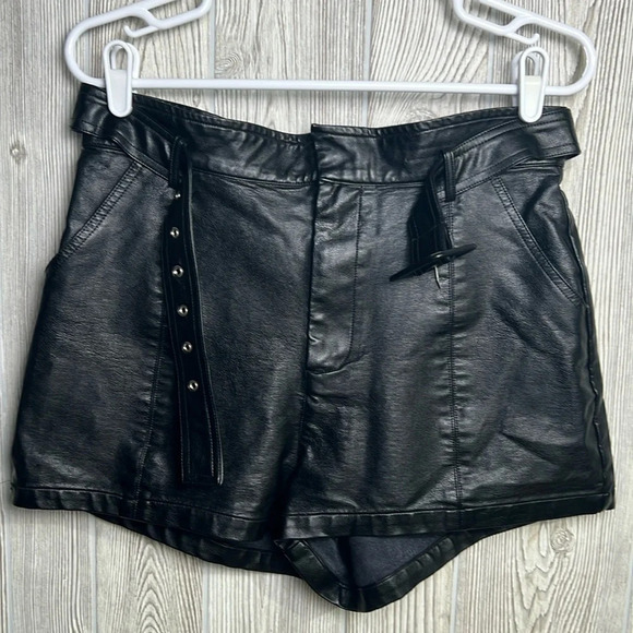 Altar’d State Faux Leather Black Zip/Belted Shorts Size Large - Picture 1 of 4
